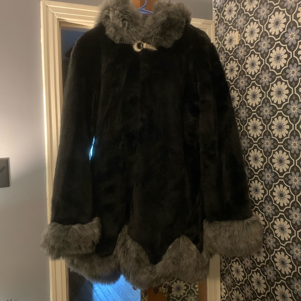 Womens Fhillinuo faux fur hooded jacket/wrap size XXXXL